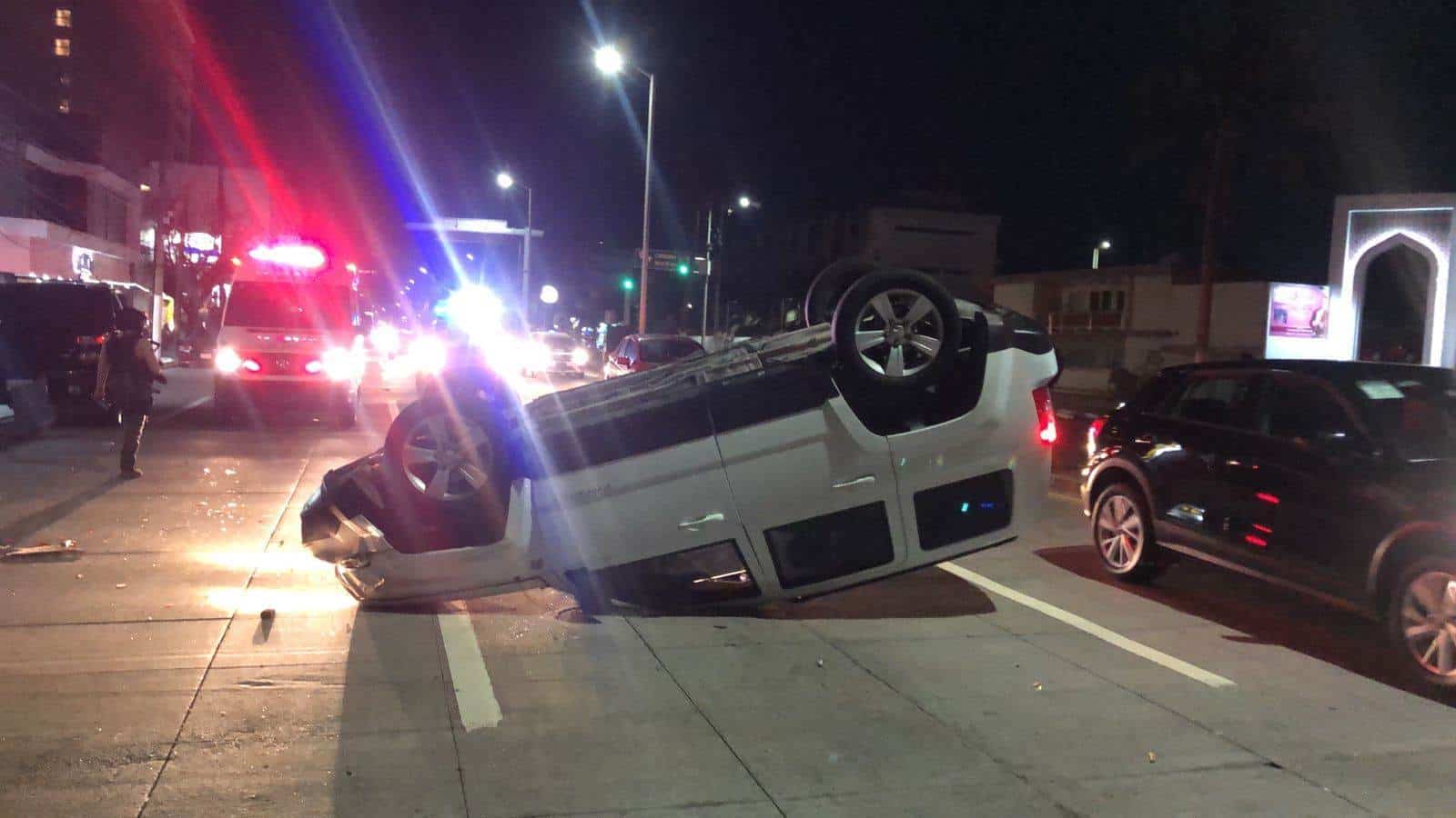 Vuelca camioneta al chocar con taxi en bulevard de Boca del Río(+Video)