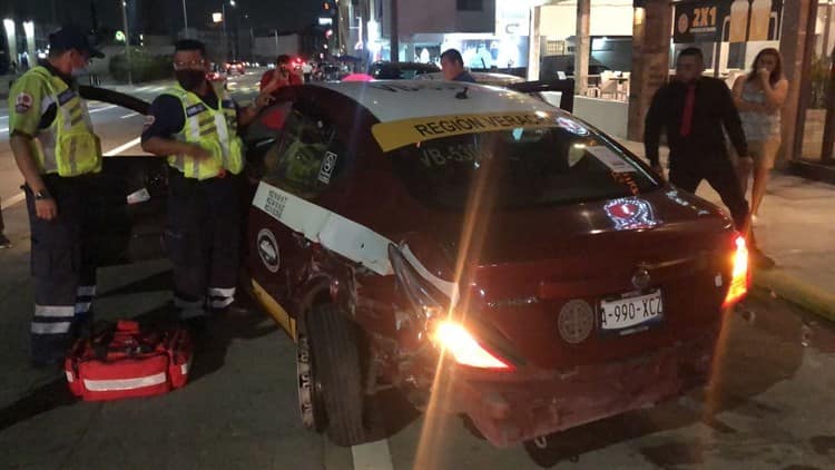 Vuelca camioneta al chocar con taxi en bulevard de Boca del Río(+Video)