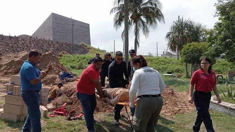 Albañil atrapado bajo muro de concreto en panteón de Coatza (+video)