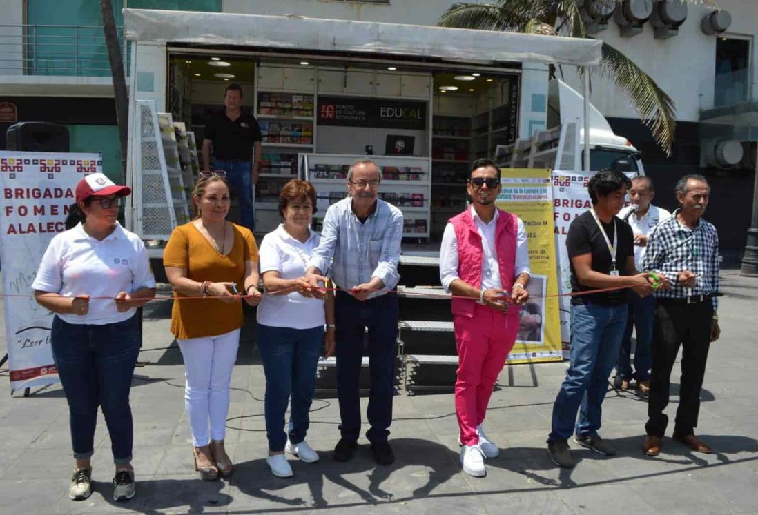 Llega el librobús a la Macroplaza del Malecón de Veracruz