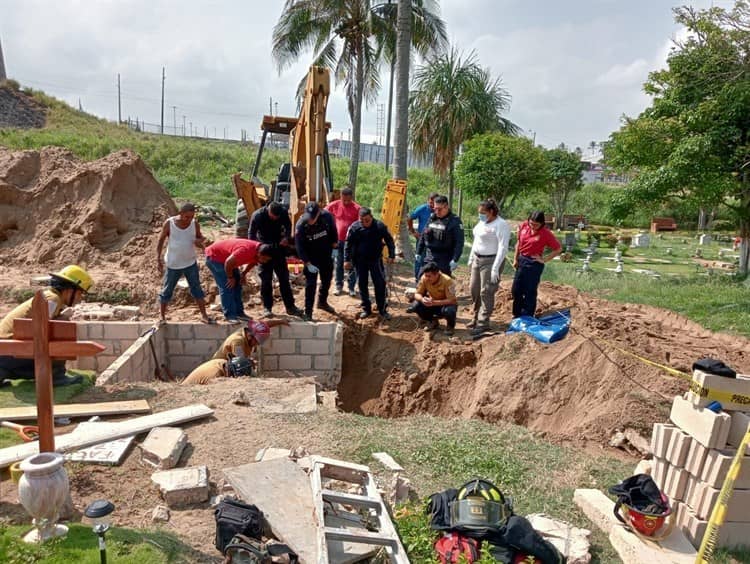 Albañil atrapado bajo muro de concreto en panteón de Coatza (+video)