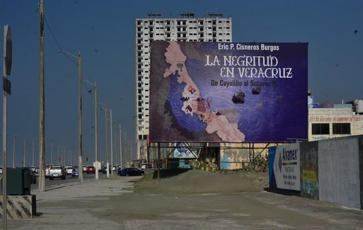 ¿Promoción Política? Aparece espectacular de libro de Cisneros en Coatza