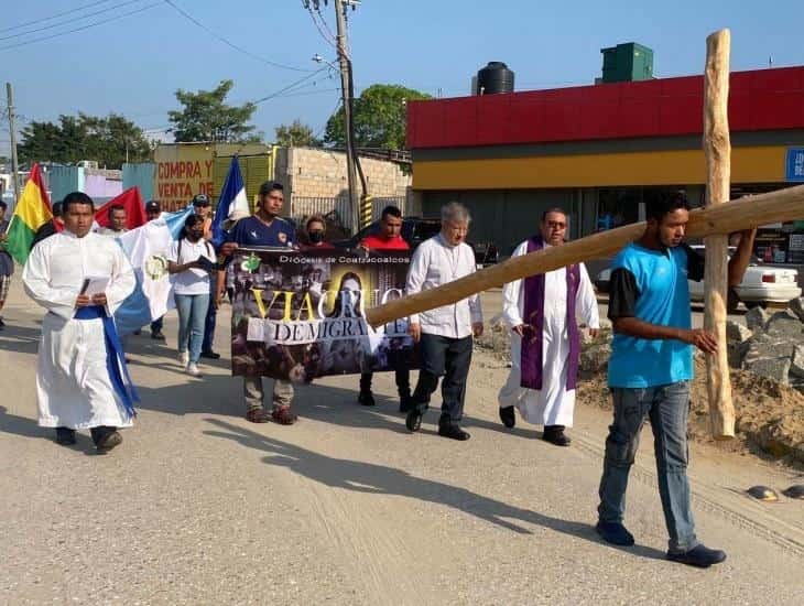 Escenifican Vía Crucis migrante en Coatzacoalcos