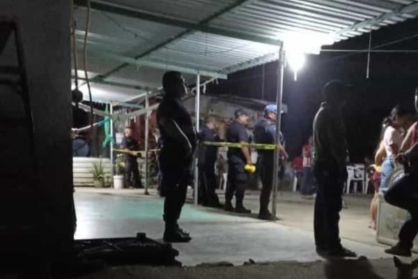 Hombre escapa por la puerta falsa en Moloacán