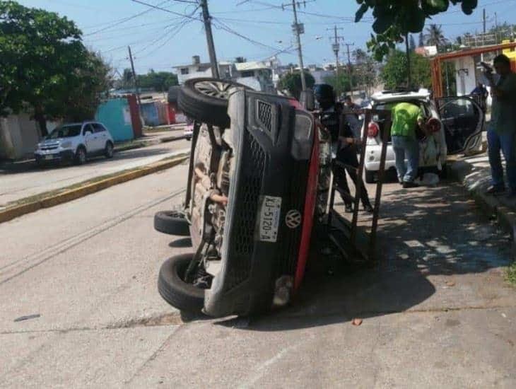 Tras fuerte choque, vuelca camioneta en Centro de Coatzacoalcos