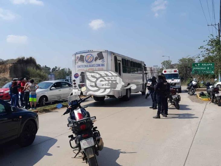 Motociclista se impacta contra automóvil en Emiliano Zapata