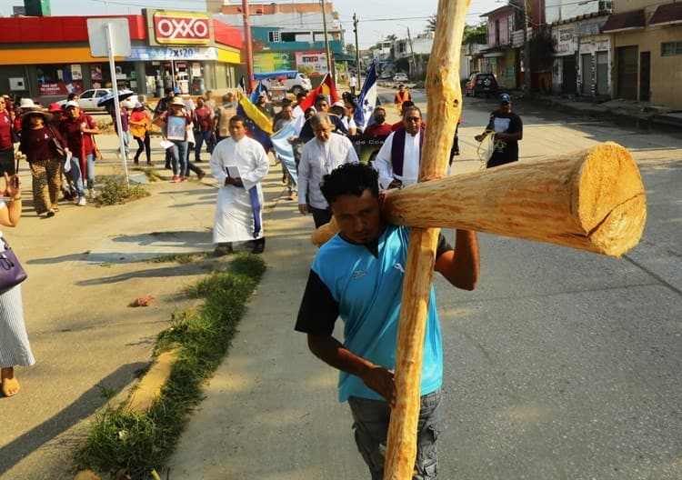 Se lleva a cabo Vía Crucis de migrantes en Coatzacoalcos (+Video)