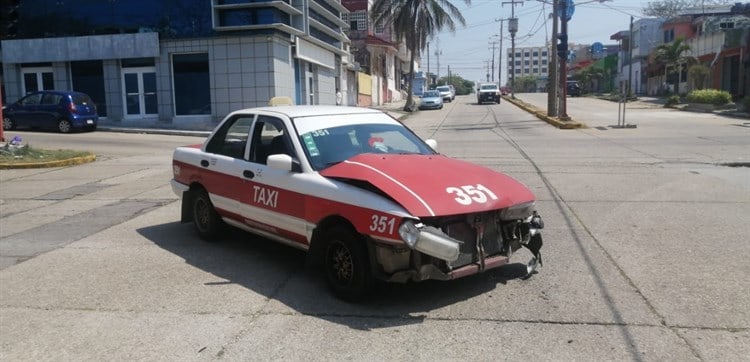 Tras fuerte choque, vuelca camioneta en Centro de Coatzacoalcos