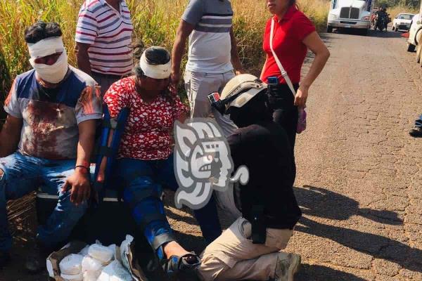 Se accidenta pareja de repartidores en la Acayucan-Soteapan