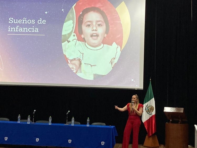 Astronauta veracruzana comparte su historia de vida con estudiantes de Cristóbal Colón