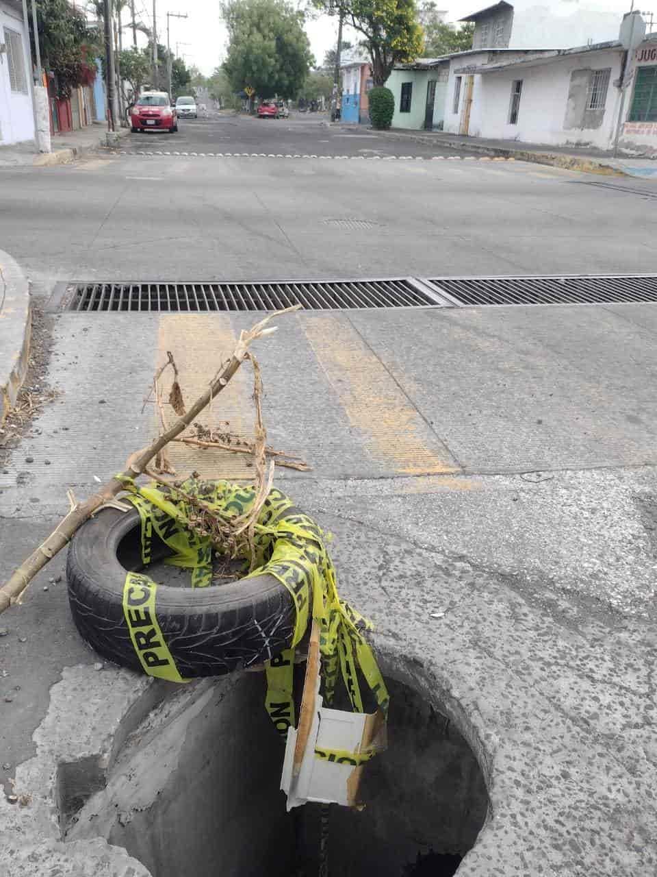 ¡Un peligro! Registro sin tapa pone en riesgo a transeúntes y conductores en calles de Veracruz