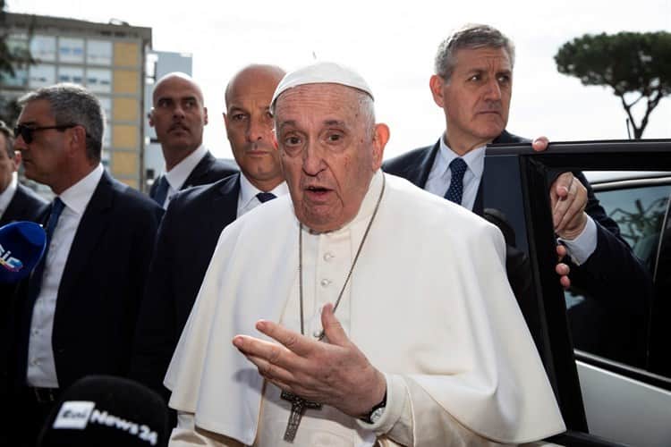 Todavía estoy vivo; Papa Francisco al salir del hospital tras tres días internado