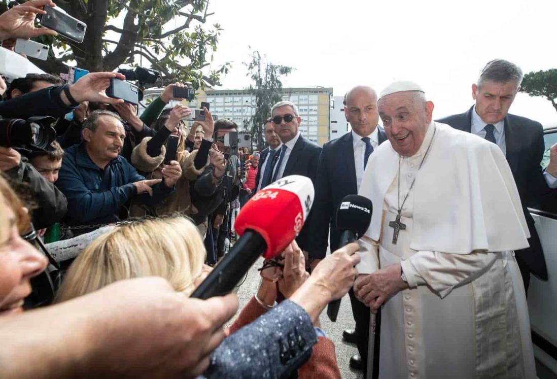 Todavía estoy vivo; Papa Francisco al salir del hospital tras tres días internado