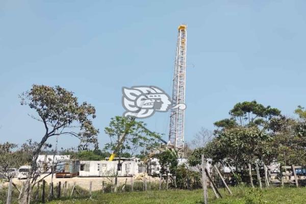 Elevan mástil en pozo Akamba-1Exp en Moloacán