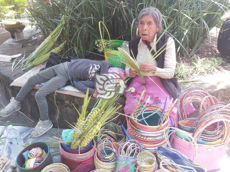 Tejedores de palma esperan repunte de ventas este domingo de Ramos