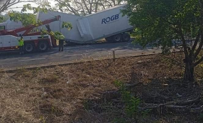 Rapiñan tráiler de arroz accidentado en Tierra Blanca; se partió a la mitad