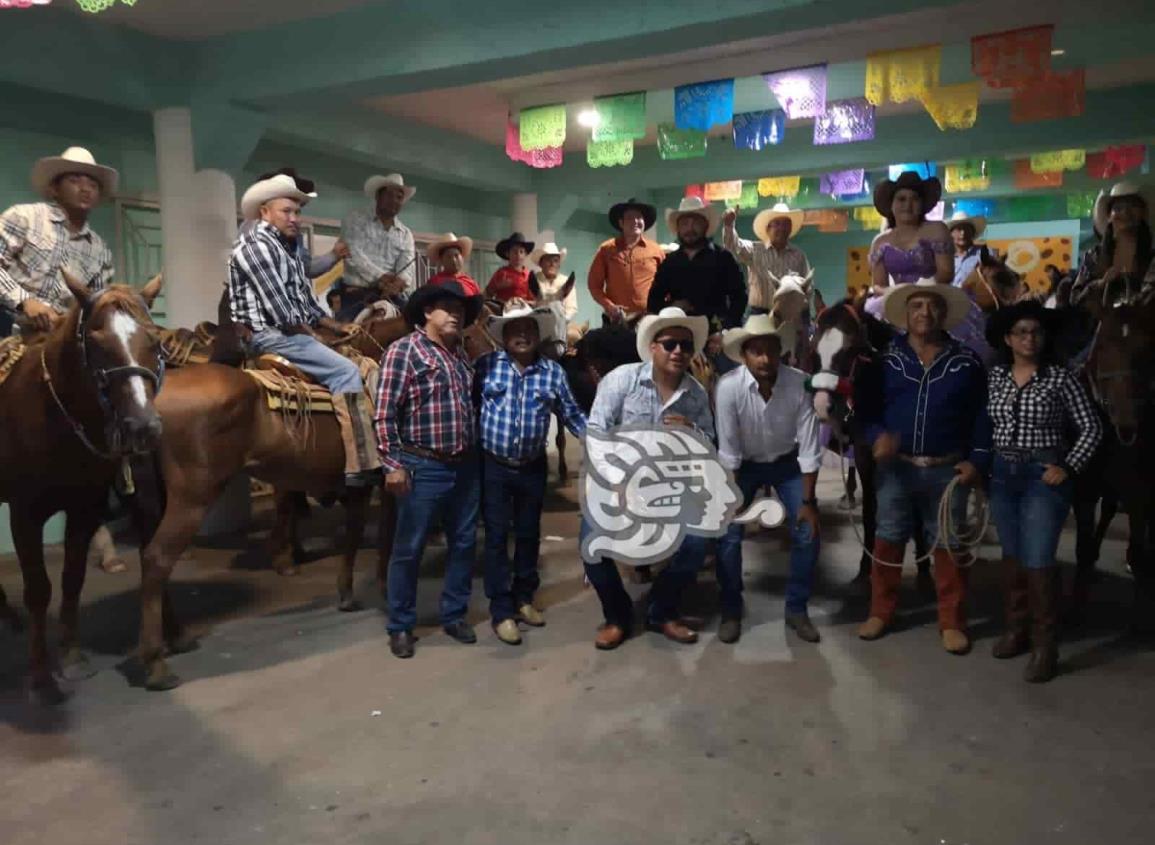 ¡Cambia las zapatillas por una botas! Quinceañera festeja con cabalgata en Agua Dulce