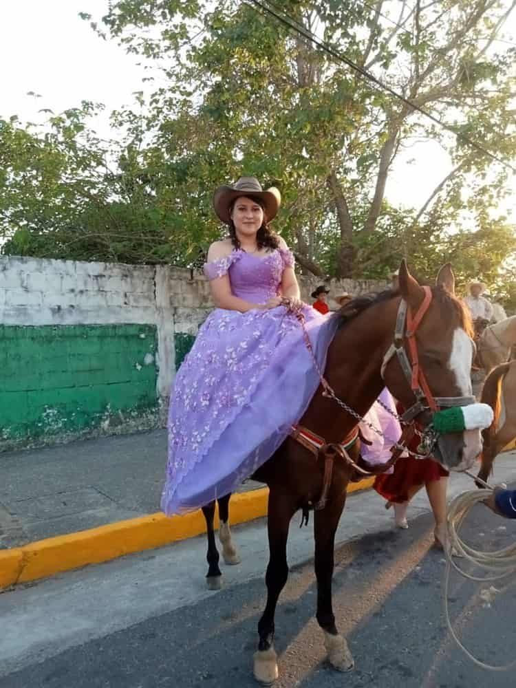 ¡Cambia las zapatillas por una botas! Quinceañera festeja con cabalgata en Agua Dulce