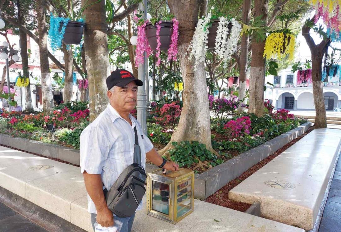 Jesús Vergara vende gelatinas en el Centro Histórico de Veracruz desde 1981