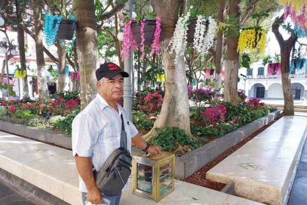 Jesús Vergara vende gelatinas en el Centro Histórico de Veracruz desde 1981