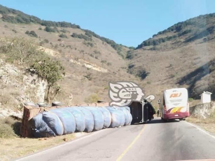 Vuelca tráiler en las Cumbres de Acultzingo; rapiñeros roban toda la carga