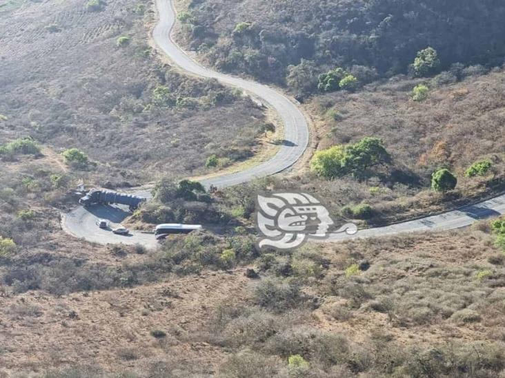 Vuelca tráiler en las Cumbres de Acultzingo; rapiñeros roban toda la carga