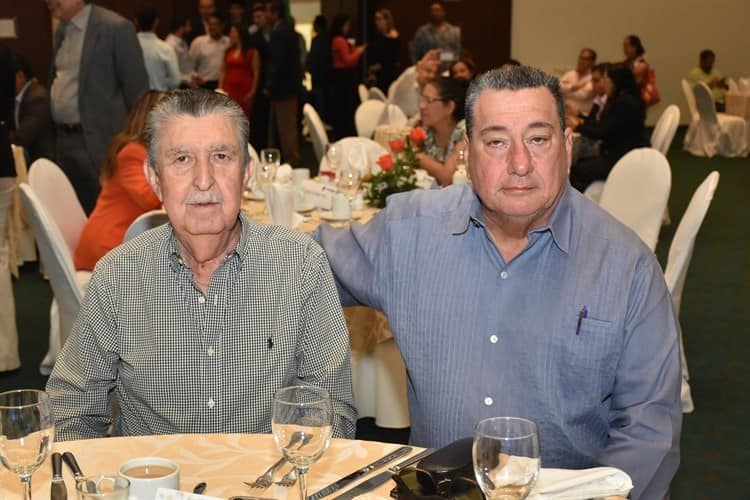 Integrantes de Coparmex Veracruz se reúnen para desayuno mensual de socios