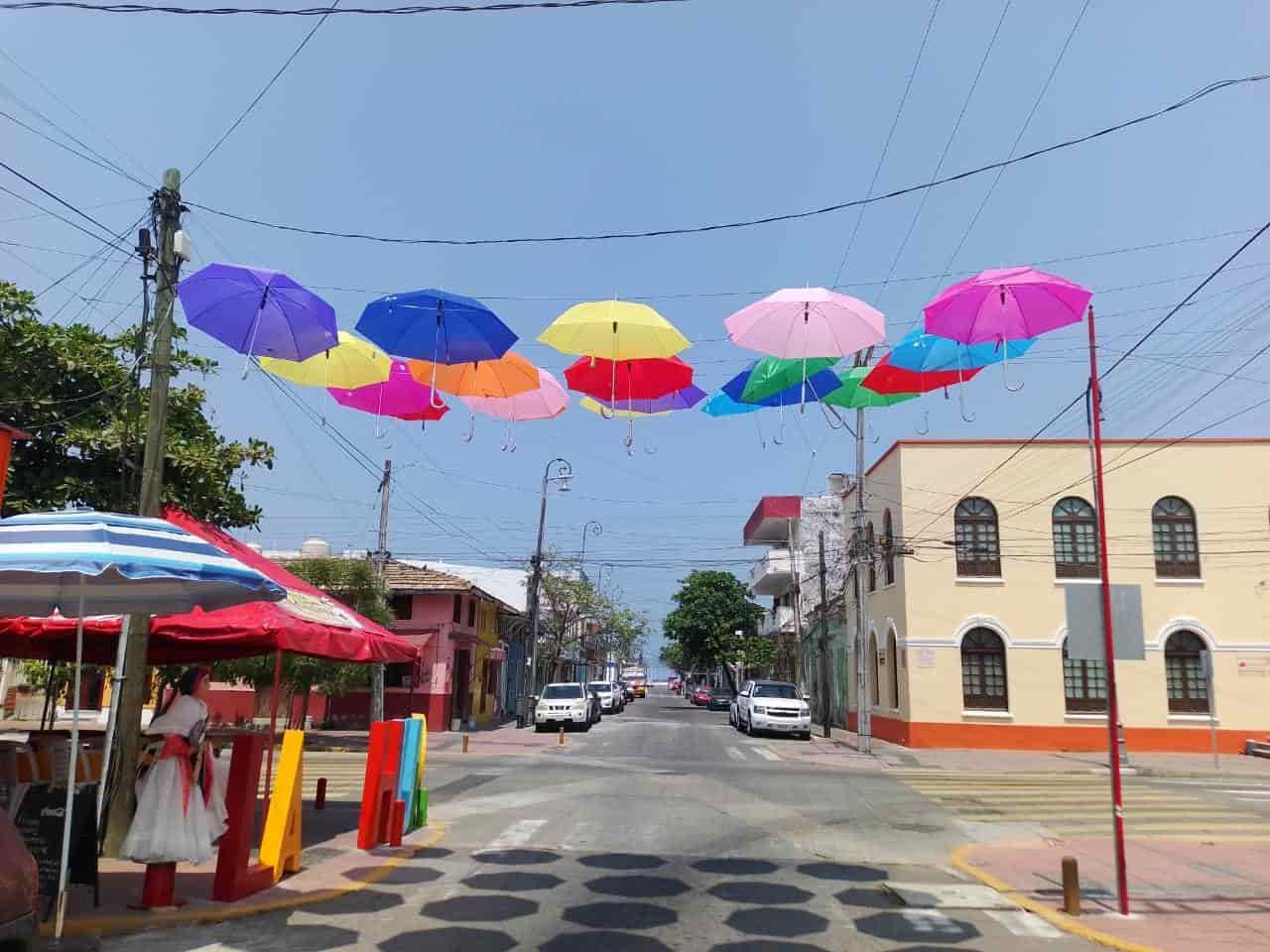 Turistas acuden a visitar el Barrio de La Huaca en Veracruz