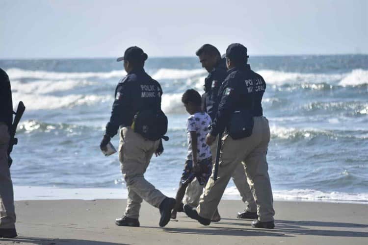 ¡Se perdió el chiquito!; Pequeño queretano, se extravía en la playa de Coatzacoalcos