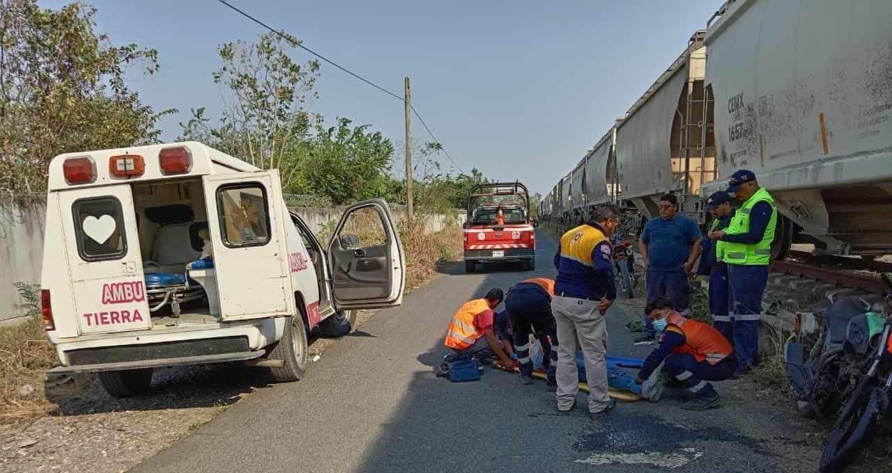 Motociclistas heridos al derrapar en Tierra Blanca