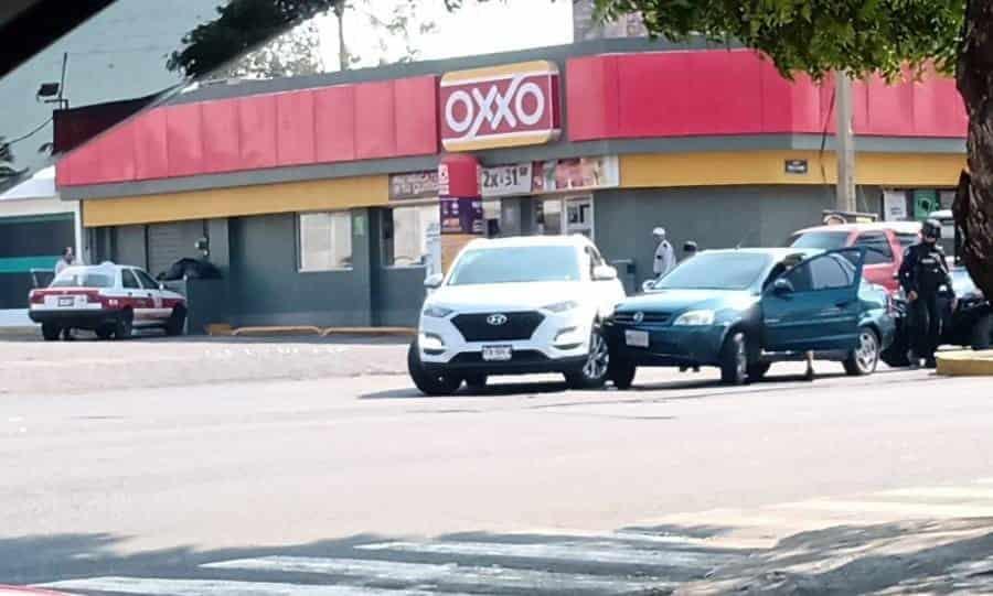 Ligero choque en cruce del fraccionamiento Zaragoza