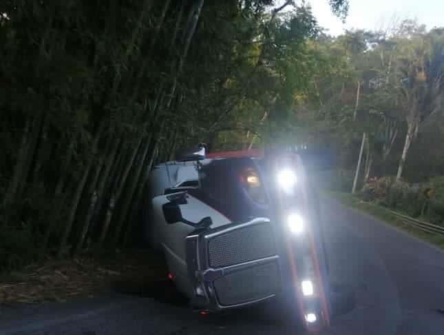 Vuelca tráiler en la curva de Bambú, en Sochiapan
