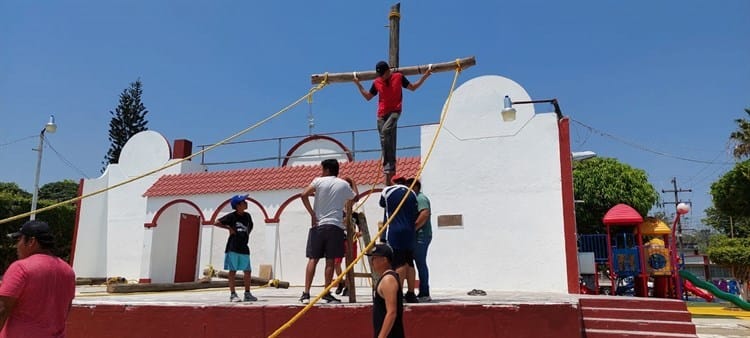 ¡Con todas las ganas!; jóvenes ensayan para participar en viacrucis en Jáltipan