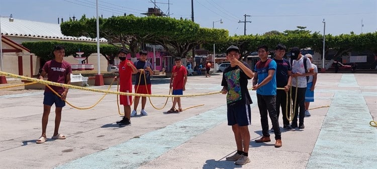 ¡Con todas las ganas!; jóvenes ensayan para participar en viacrucis en Jáltipan