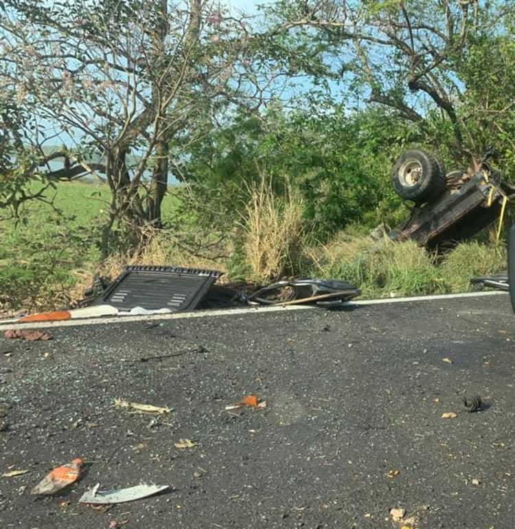 Vuelca tráiler que transportaba coches siniestrados en Actopan; hay un herido