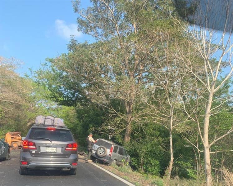 Vuelca tráiler que transportaba coches siniestrados en Actopan; hay un herido