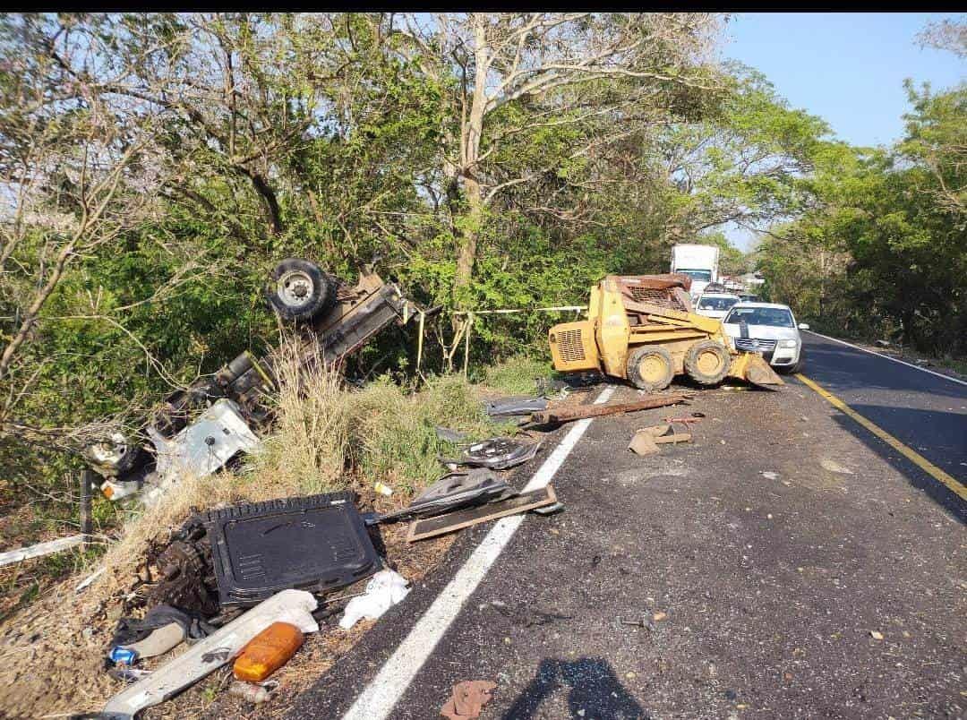 Vuelca tráiler y hondureño resulta herido en Actopan