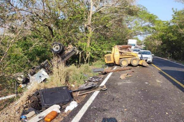 Vuelca tráiler que transportaba coches siniestrados en Actopan; hay un herido