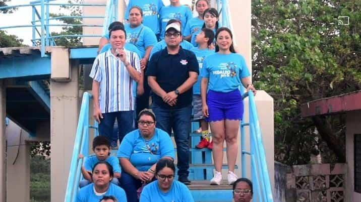 Iluminan de azul Palacio Municipal de Úrsulo Galván y puente colgante