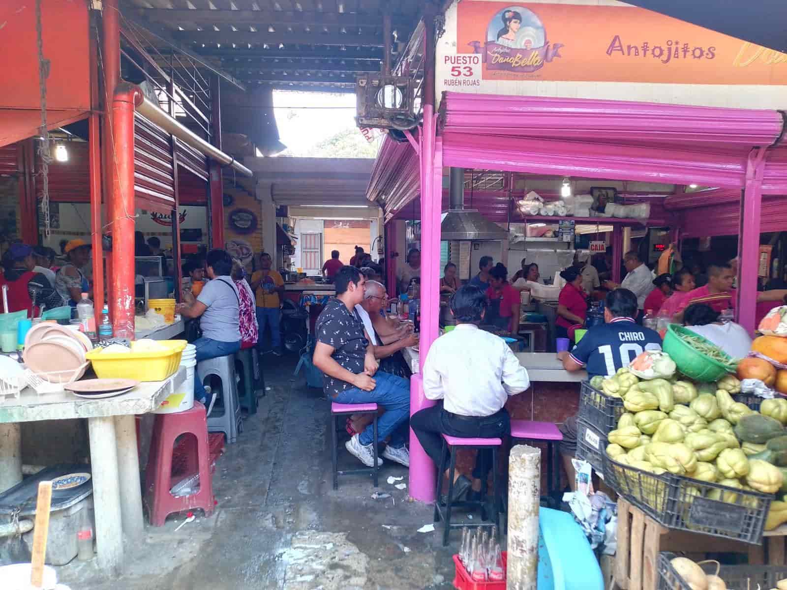 Turistas abarrotan áreas de comida en el mercado Unidad Veracruzana