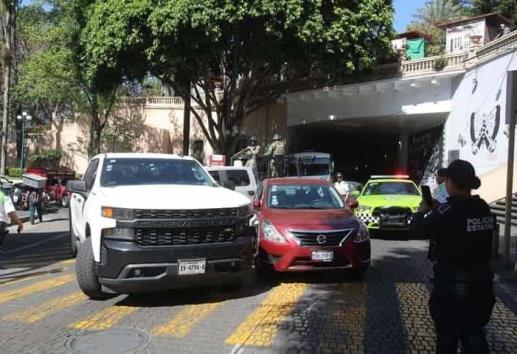 Camioneta ocasiona accidente detrás de palacio de gobierno, en Xalapa