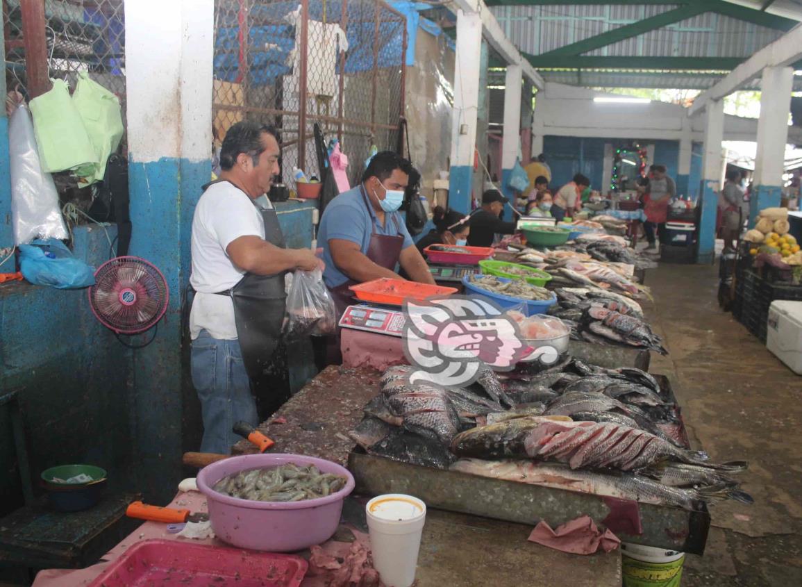 ¡Aún tienen esperanza!; comerciantes de mariscos esperan repunte