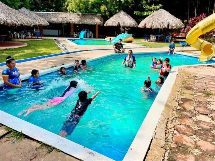 ¡Para refrescarse!; albercas de Nanchital están listas para recibir a visitantes