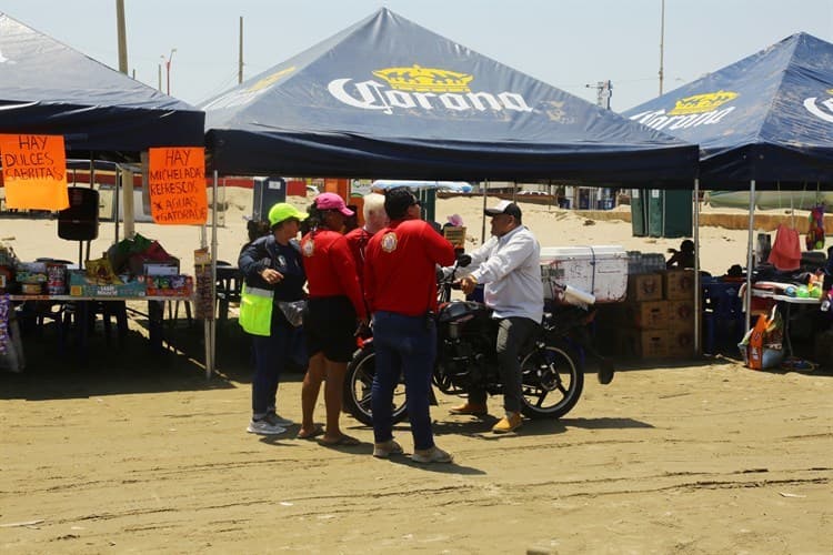 ¡Sofocante calor!, se registran 39 grados; familias se refrescan en la playa de Coatzacoalcos