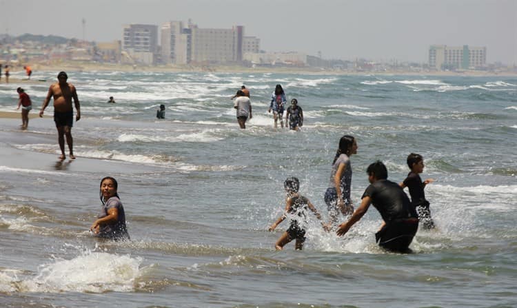 ¡Sofocante calor!, se registran 39 grados; familias se refrescan en la playa de Coatzacoalcos