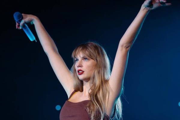 Descubren a Taylor Swift subiendo al escenario del Eras Tour en carro de limpieza (+Video)
