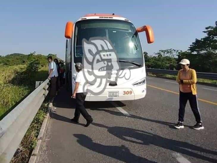 ¡Carro se queda varado!; pasajeros claman ayuda tras falla mecánica