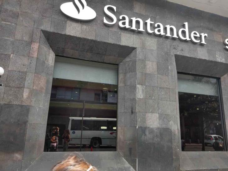 Trabajador de banco sufre caída en centro de Xalapa