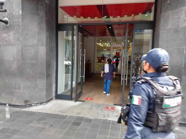 Trabajador de banco sufre caída en centro de Xalapa