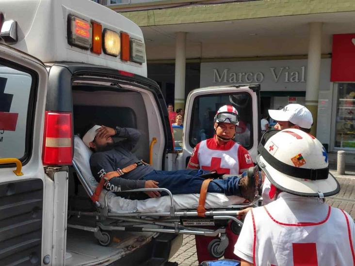 Trabajador de banco sufre caída en centro de Xalapa